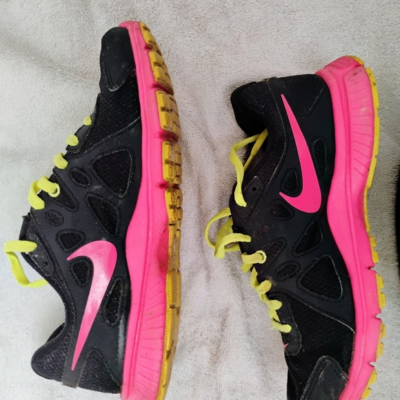 women's Nike Revolution 2 low black size 6.5 - Picture 2 of 4